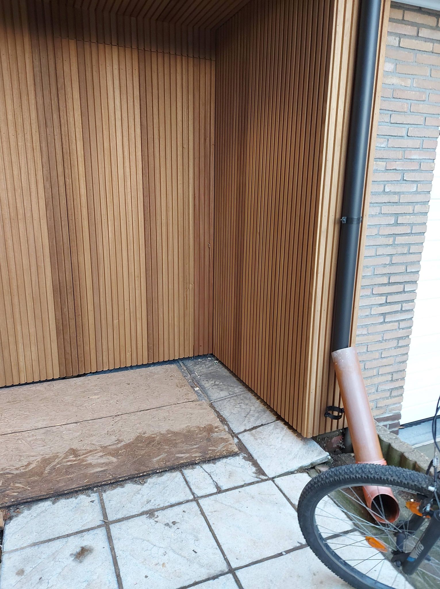 Dakwerken Van Tongerloo – gevelbekleding Nijlen. Thermowood ayous - verborgen deur.